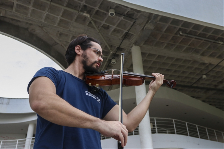 Curso de violino e violão da UFC busca aperfeiçoar a técnica musical
