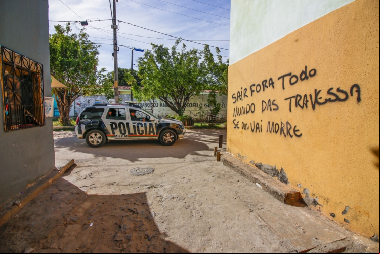 Facções criminosas de Fortaleza ameaçam população com inscrições em paredes (Foto: Mateus Dantas / O Povo)