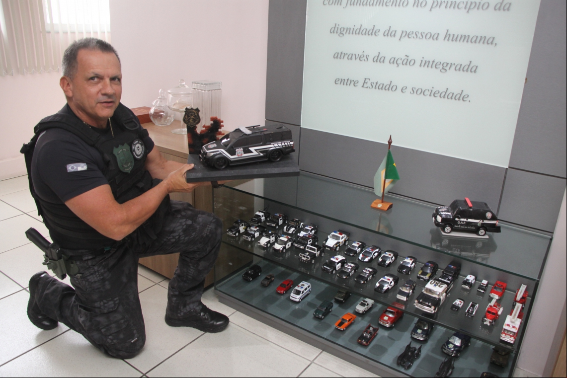 ￼COLEÇÃO A decoração do gabinete do secretário tem uma coleção de 51 viaturas e carrinhos de brinquedo, incluindo dois batmóveis. "Infância eu tive. Não tinha era dinheiro para comprar", brincou.