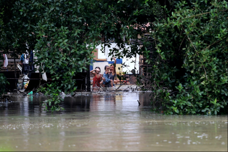 Fortes chuvas aumentam o volume do Rio Ceará e causam alagamentos na comunidade dos Tapeba (Foto: FABIO LIMA/O POVO)