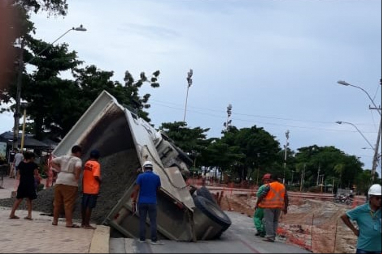 BEIRA MAR, no trecho de deságue do riacho Maceió tem reclamações de mau cheiro