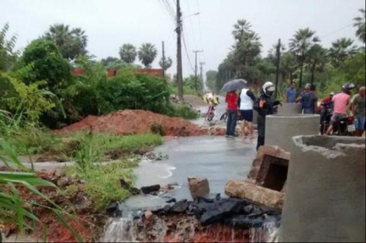 Nas imagens registradas pelos moradores, é possível visualizar materiais que estariam sendo utilizados em uma obra no local onde o piso cedeu