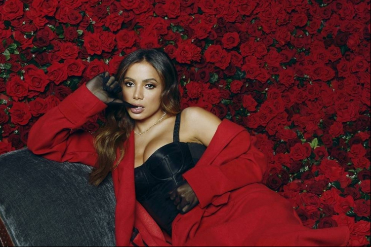 Anitta no clipe de Rosa, uma das músicas lançadas com o álbum Kisses(foto: Divulgação)