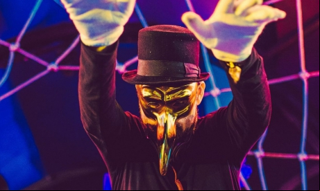 O DJ mascarado Claptone é um dos convidados da noite  