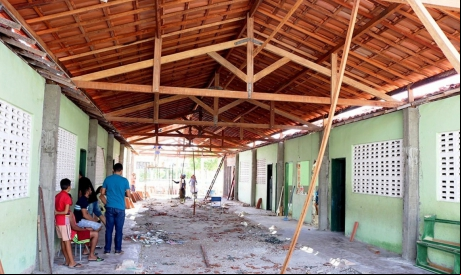Na foto, a escola onde o acidente aconteceu. Ao todo, dez operários que trabalhavam no momento do acidente sofreram ferimentos leves e escoriações. 