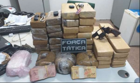 Balanças de precisão, dinheiro e 40 quilos de drogas foram apreendidos em Massapê nessa terça-feira, 3.  