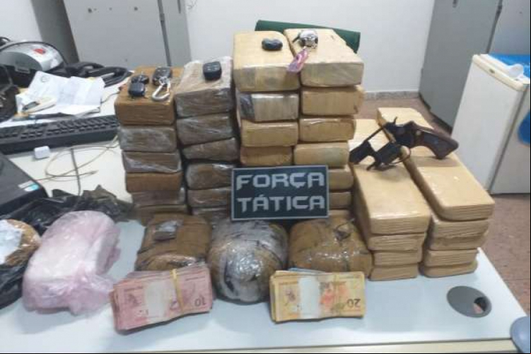 Balanças de precisão, dinheiro e 40 quilos de drogas foram apreendidos em Massapê nessa terça...