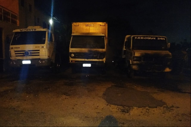 Três caminhões foram queimados na BR-116(foto: Via Whatsapp O POVO)