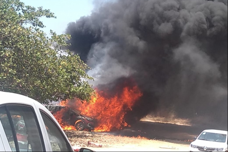 16 carros de luxo foram incendiados(foto: Leonardo Maia/Especial para O POVO)