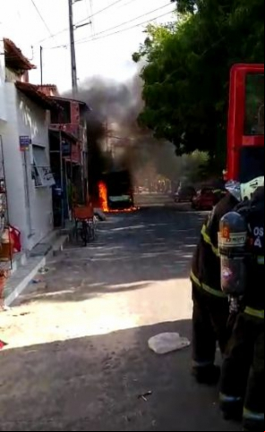 Caminhão incendiado na Cidade 2000 (foto: via WhatsApp O POVO )