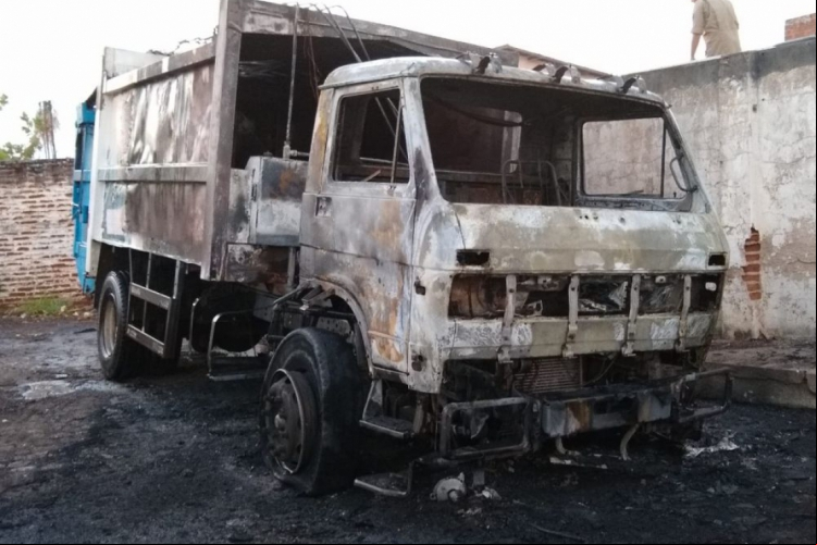 Um caminhão de lixo foi incendiado nesta madrugada, em Iguatu(foto: WhatsApp O POVO)