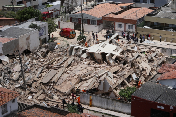Prédio de 7 andares desaba em Fortaleza(foto: Fabio Lima)