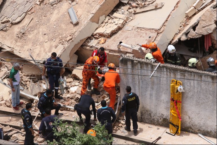 Vítima de desabamento do edifício Andrea, em Fortaleza, é resgatada(foto: Fa...