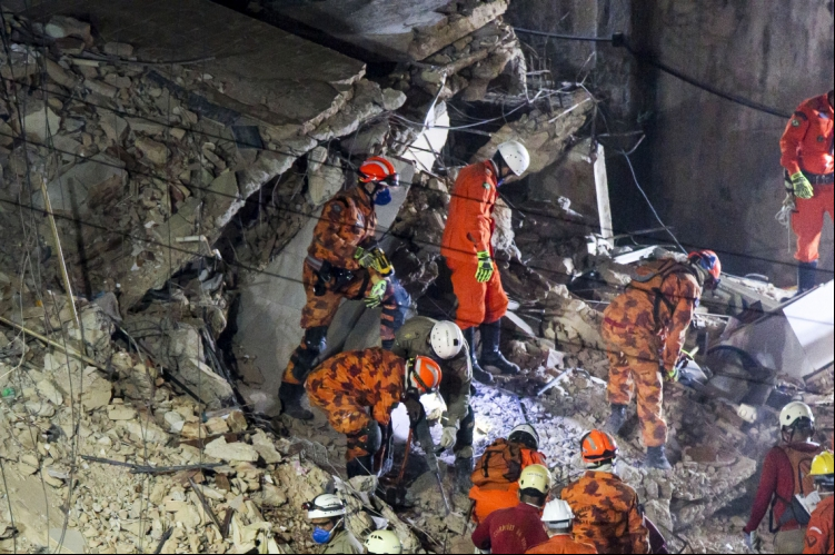 Trabalho dos bombeiros na madrugada do quarto dia de buscas nos escombros do edifício Andréa, em 18 de outubro de 2019 Trabalho dos bombeiros na madrugada do quarto dia de buscas nos escombros do edifício Andréa, em 18 de outubro de 2019