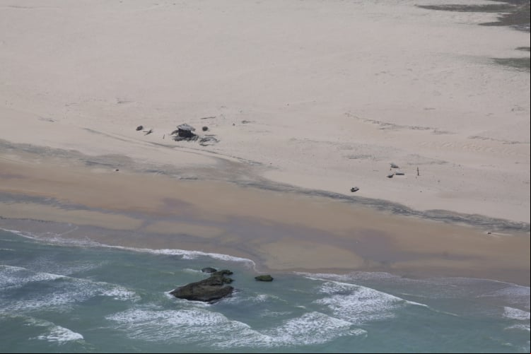 FORTALEZA-CE, BRASIL, 09-11-2019: Marinha realizou na manhã de hoje monitoramento do litoral oeste do estado do Ceará com a utilização de helicóptero. A aeronave percorreu 300 km dos 573 km de extensão do litoral oeste do estado. Acompanharam o monitoramento o secretário do meio ambiente Artur Bruno e o capitão da capitania dos Portos do Ceará o Capitão de Mar e Guerra Madson Cardoso. Na região de Cauípe fuzileiros navais e voluntários limpavam as areias da praia de manchas de óleo que apareceram nesta madrugada. A região já havia sido limpa na semana ada. (Foto: Júlio Caesar/O Povo)
