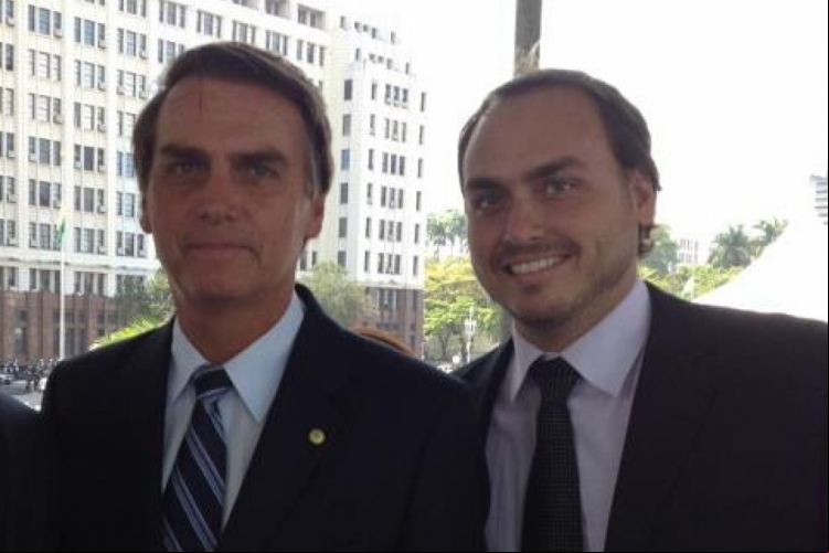 Bolsonaro e o filho Carlos