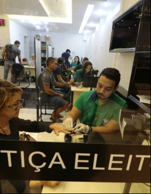 FORTALEZA, CE, BRASIL, 05-12-2019: Movimentos no Via Sul de Messejana. Tribunal Regional Eleitoral, continua com cadastramento de biometria em vários locais de Fortaleza. (Foto: Mauri Melo/O POVO)