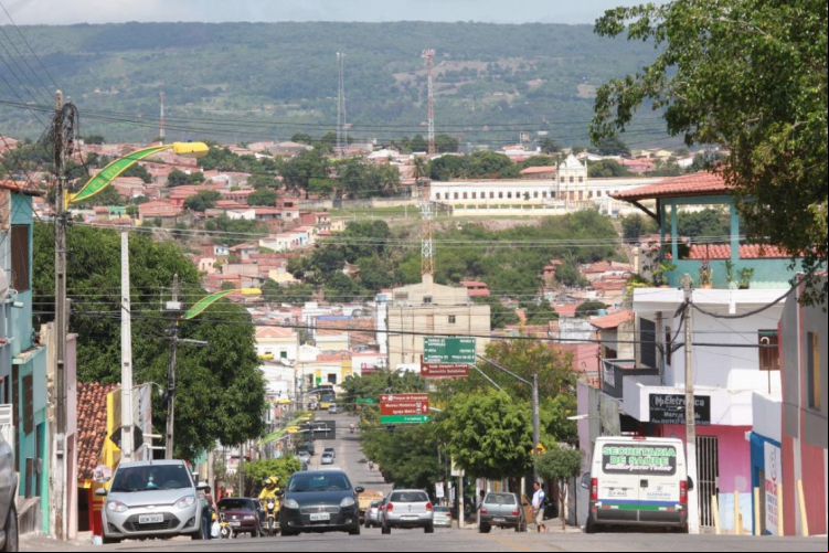 Cidade do Crato, com Chapada do Araripe ao fundo