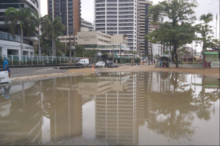 Trecho da Beira Mar, nas proximidades da rua Tibúrcio Cavalcante, está alagado