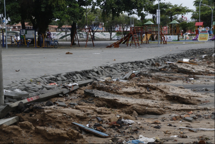 Praça da Parangaba tem piso destruído pela chuva três dias após ser entregue pela Prefeitura 