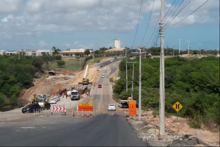 Agentes do Detran e do BPRE auxiliam na orientação de motoristas e fiscalização do tráfego.