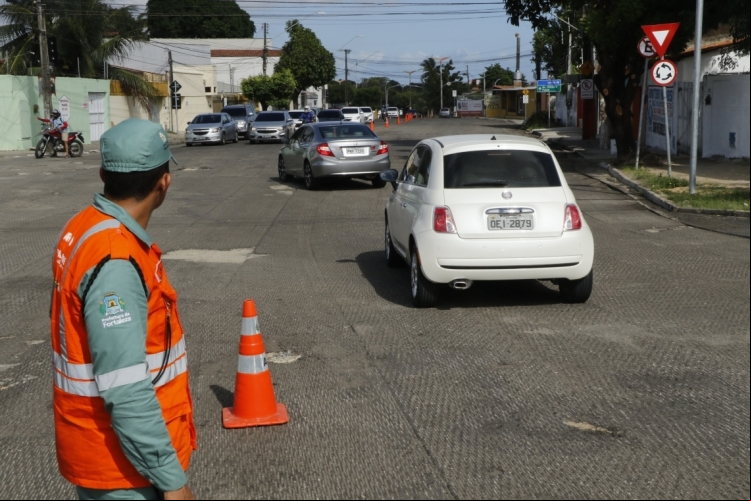 FORTALEZA, CE, BRASIL, 21-01-2020: Semáfaro na avenida Desembargador Gonzaga com a rua Joãzito Arruda. Prefeitura de Fortaleza, implanta no bairro Lago Jacarey, um binário, nas ruas João Leonel e Rua Marechal Lott