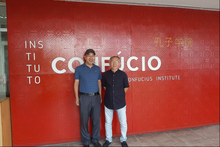 A instituição promoverá atividades que abrangem tanto uma explicação da data como a cultura chinesa de forma mais geral. Da esquerda para a direita: Jianhua Su e Antônio Guerra.
