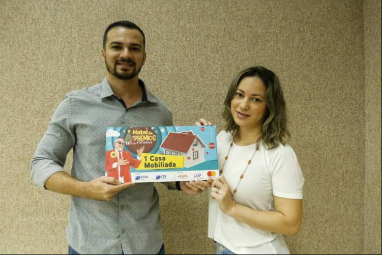 O casal Alberico e Priscila foram os ganhadores da casa mobiliada.