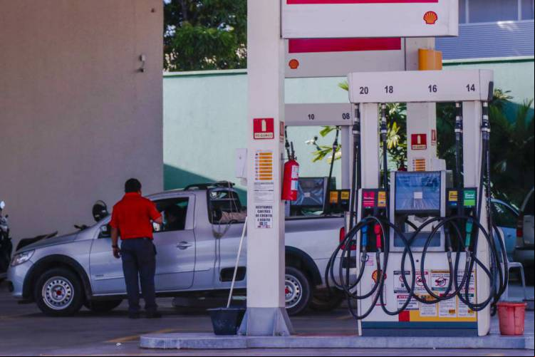 Motoristas se deparam com gasolina a R$ 6,49 em Fortaleza após aumento de quase 15% no preço