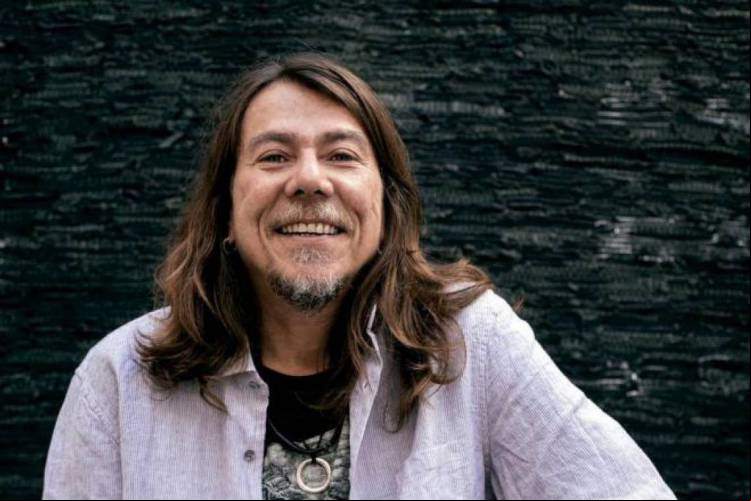 Lenine apresenta reportório de sucessos em show romântico