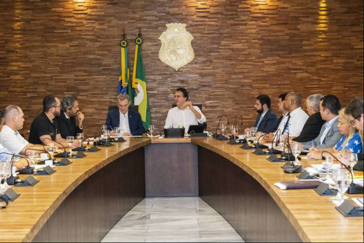 Camilo Santana, presidente da Assembleia, José Sarto, e líderes aliados receberam representantes de policiais