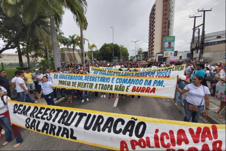 Manifestantes bloqueiam avenidas no entorno da Assembleia Legislativa