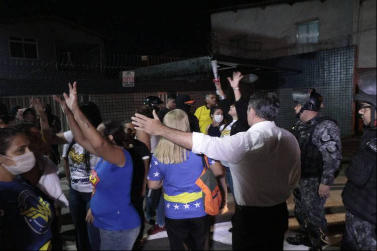 Policiais militares, bombeiros e familiares protestam no 18º Batalhão de Polícia Militar (BPM) contra reajuste salarial para a categoria