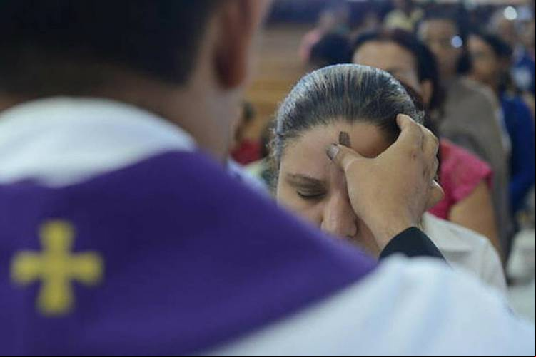A Quarta-feira de Cinzas marca o início da Quaresma, o período cristão de preparação de quarenta dias antes da Páscoa da Ressurreição.