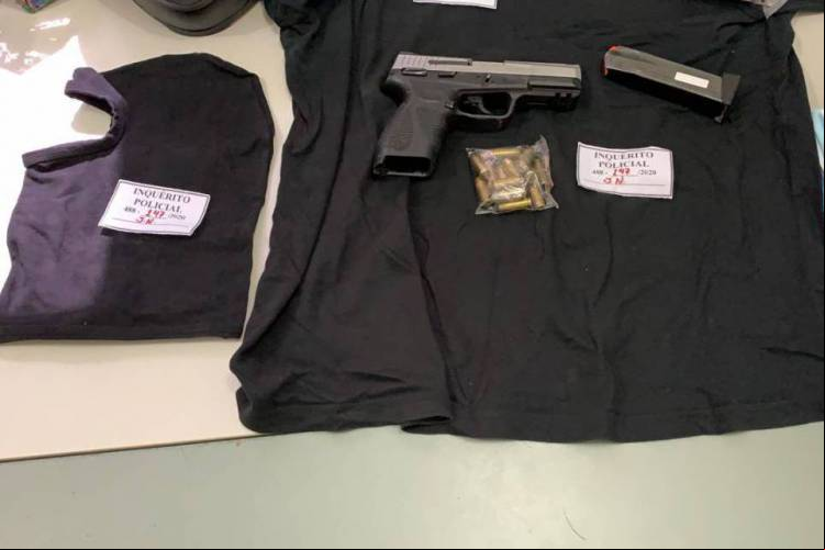 Foram apreendidas uma pistola calibre 40, sem registro em seu nome, com 16 munições, uma balaclava, uma blusa preta e um capacete.