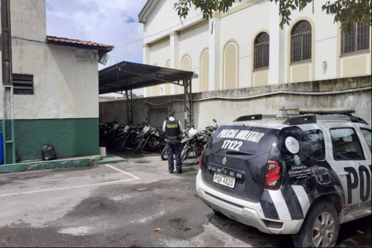 Pelo menos oito viaturas e 10 motos estão paradas no 17ºBPM com os pneus furados desde ontem, 18.