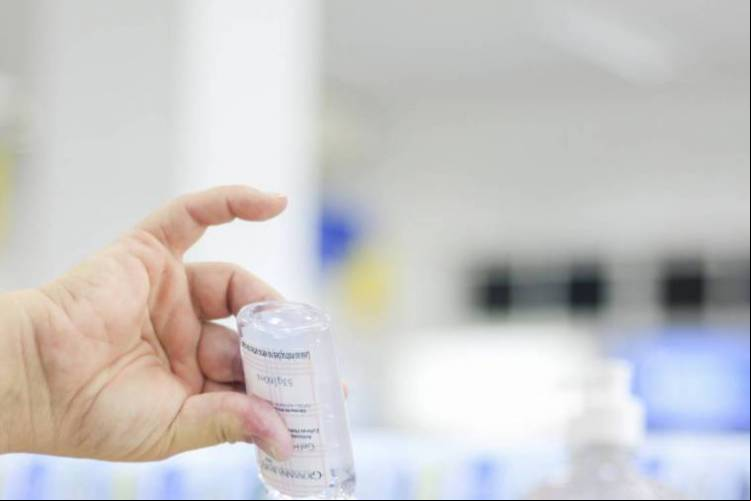 A concentração ideal de álcool é 70%. Os álcoois 90% e 100% evaporam muito rápido, antes de matar o coronavírus.