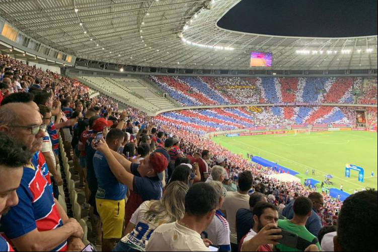 Torcida do Fortaleza faz mosaico antes da partida contra Independiente