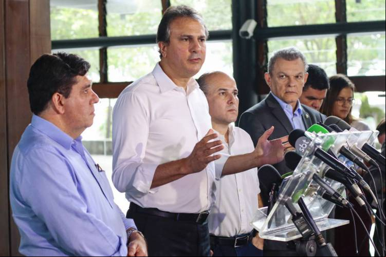 FORTALEZA, CE, Brasil. 16.03.2020: Coletiva sobre o coronavirus no Palácio da Abolição com o governador Camilo Santana, Roberto Cláudio, Dr. Cabeto e José Sarto. (Foto: Deísa Garcêz/ Especial para O POVO)
