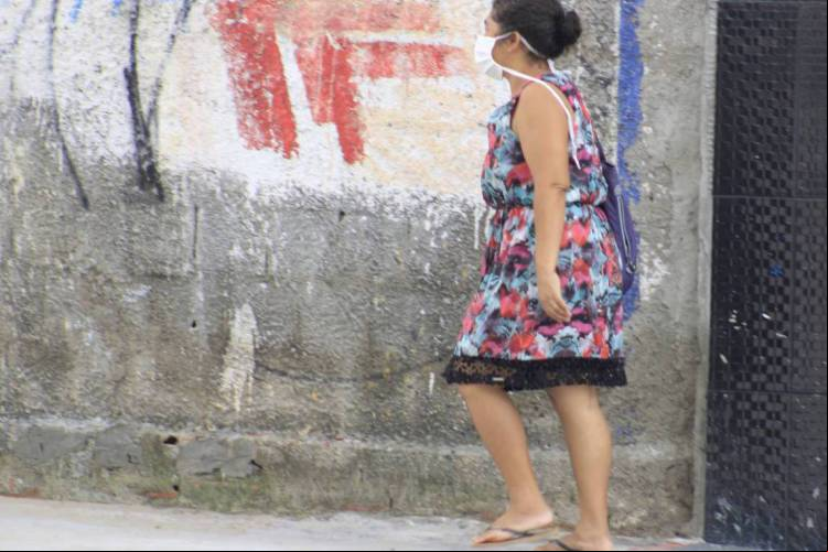 FORTALEZA, CE, BRASIL 18-03-2020: Ciclistas e Pedestres utilizam mascaras de proteção no intuito de evitar contaminação do novo coronavírus