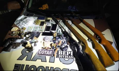 Armas, munições e drogas estão entre o material apreendido 