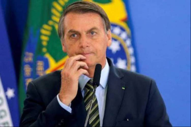 Produção de cloroquina em laboratório do Exército, apoiada por Bolsonaro, pode ter sido superfaturada. Uso do medicamento no tratamento para coronavírus não tem comprovação científica.