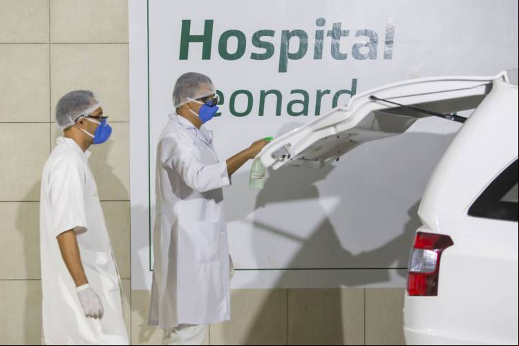 Homem morto por Covid-19 sai em caixão do Hospital Leonardo da Vinci