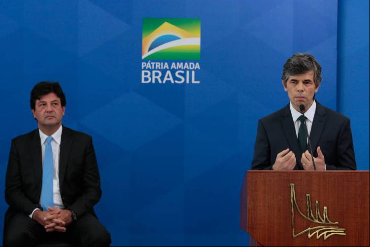 O ex- ministro da Saúde, Luiz Henrique Mandetta e o novo ministro, Nelson Teich, durante solenidade de posse no Palácio do Planalto