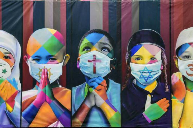 Kobra, um dos maiores grafiteiros do mundo fez, em São Paulo, um mural de 20 metros de largura, para lembrar as vítimas da Covid-19. Colocou as cinco maiores religiões do mundo pedindo a paz e a tolerância entre os povos. Um trabalho lindo e precioso