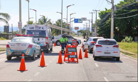 Agentes da AMC têm distribuído máscaras para a população como medida preventiva ao novo coronavírus 
 