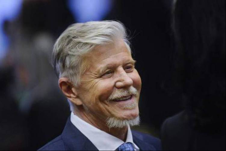 Miguel Falabella trabalhou por 40 anos na Rede Globo e deixou a emissora este ano. O ator, roteirista e diretor, é conhecido principalmente pela  de séries como "Pé na cova" e "Toma lá, dá cá", e ainda pela atuação na novela "A Lua me Disse".