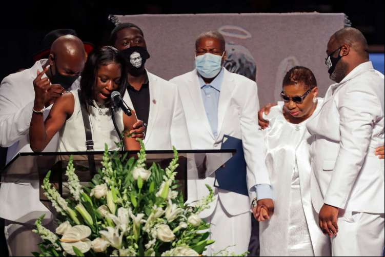 Brooke Williams, sobrinha de George Floyd, fala durante o funeral de seu tio na The Fountain of Praise Church em 9 de junho de 2020, em Houston. - George Floyd será colocado para descansar terça-feira em sua cidade natal, Houston, o culminar de uma longa despedida do afro-americano de 46 anos cuja morte sob custódia provocou protestos globais contra a brutalidade policial e o racismo. caixão em uma exibição pública um dia antes, quando um tribunal fixou a fiança em US $ 1 milhão pelo oficial branco acusado de seu assassinato no mês ado em Minneapolis. (Foto de Godofredo A. VASQUEZ / PISCINA / AFP)