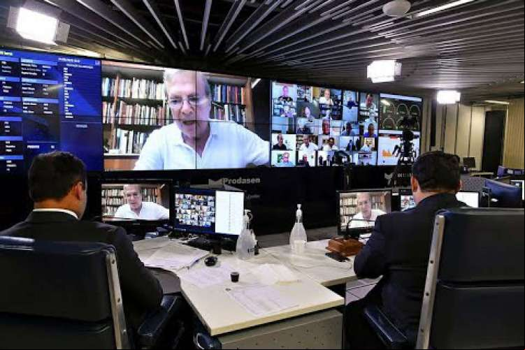 Senador Tasso Jereissati (PSDB-CE) em sessão remota do Senado. Ele é o relator do projeto de lei do novo marco do saneamento básico