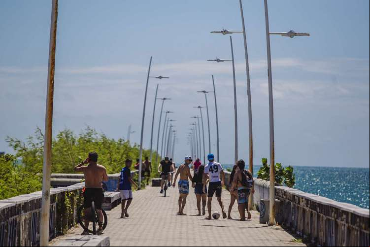 FORTALEZA, CE, BRASIL, 27-06-2020: Movimentação na Praia de iracema ainda com decreto de isolamento social. Em epoca de COVID-19. (Foto: Aurelio Alves/O POVO)